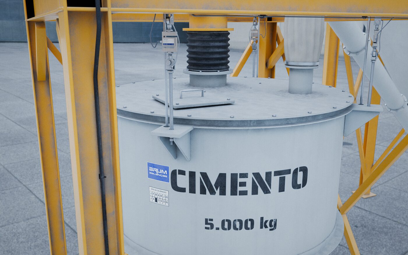 Balança de cimento de uma central de concreto num pátio industrial: o funil de pesagem pendurado em células de carga na estrutura amarela, com o adesivo e o selo de calibração da Brum.