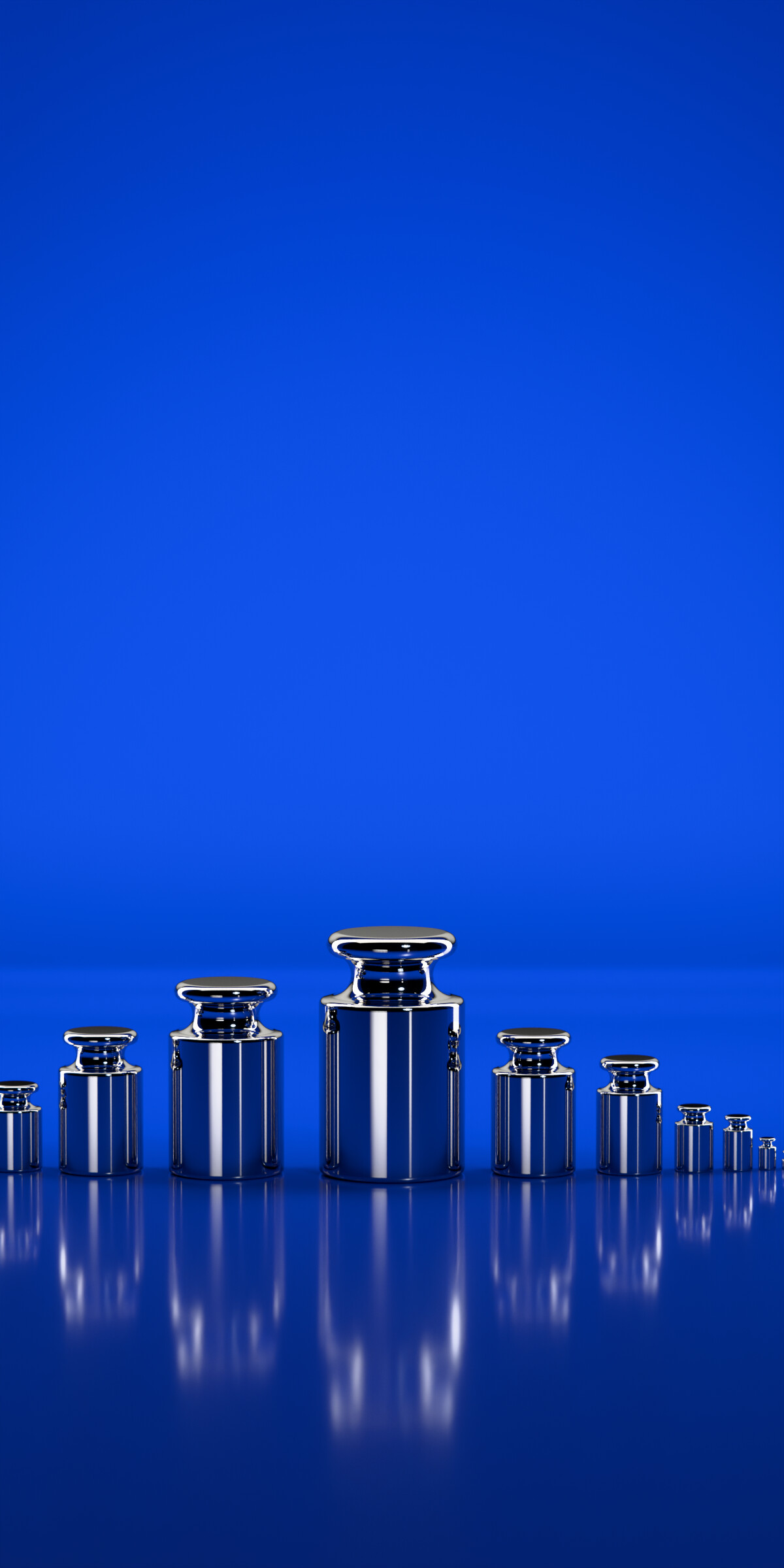 Pesos-padrão de inox polido, do 1 kg ao 1 g, enfileirados sobre esmalte azul-cobalto.